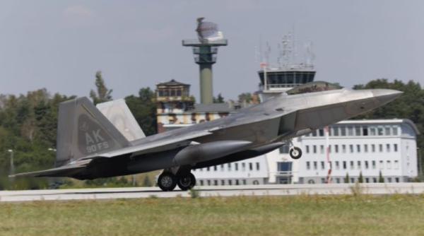 Polonia - o fortăreață americană. În așteptarea F-35 poloneze, la Lask au aterizat avioanele F-22 Raptor americane