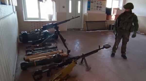 După „distrugerea” HIMARS și „capturarea” a două CAESAR, rușii au prezentat triumfător trofeele: Un Javelin și două mitraliere sovietice 