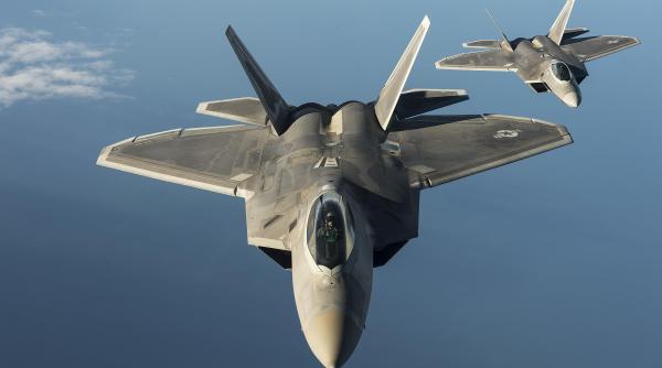 Controverse privind F-22 în SUA. Retragerea a 33 de F-22 nu doar că a fost blocată, ci s-a cerut inclusiv modernizarea la ultimul standard