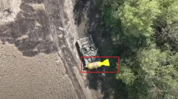 Un tanc rusesc T-72 a fost distrus cu ajutorul unei drone de mici dimensiuni, modificată să arunge obuze de mortier (Video)