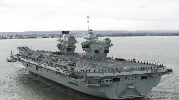 Noul portavion HMS Prince of Wales, ultima bijuterie a Coroanei britanice, s-a defectat la numai o zi după ce pornise spre SUA