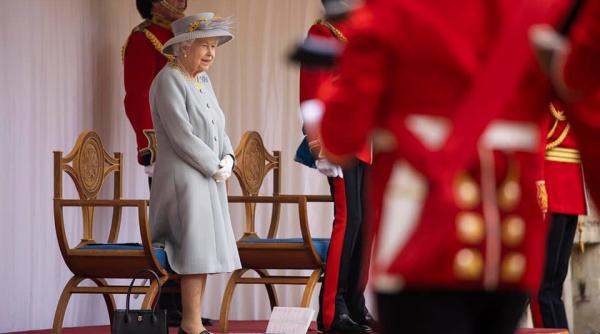 Modul în care Casa Regală comunică denotă starea gravă a Reginei Elisabeta a II-a. Suverana are 96 de ani