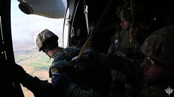 Parașutiștii militari români și francezi din Grupul de Luptă NATO au efectuat salturi cu parașuta (VIDEO)
