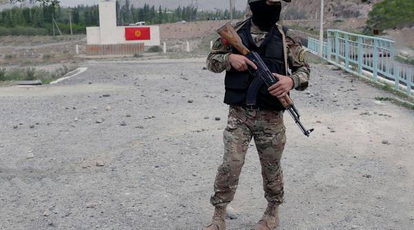 Ciocnirile escaladează între Kârgâzstan și Tadjikistan. Cele două țări se acuză reciproc, în timp ce președinții acestora participă la summit-ul din Uzbekistan