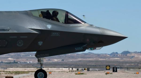 Șefii Boeing Defence și Raytheon, pe lista neagră a Beijingului. Se intensifică sancțiunile, după decizia SUA de a vinde noi arme către Taiwan