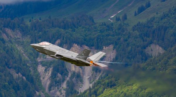 Elveția a semnat achiziționarea a 36 de F-35. Acordul istoric semnat cu Lockheed Martin implică și industria elvețiană