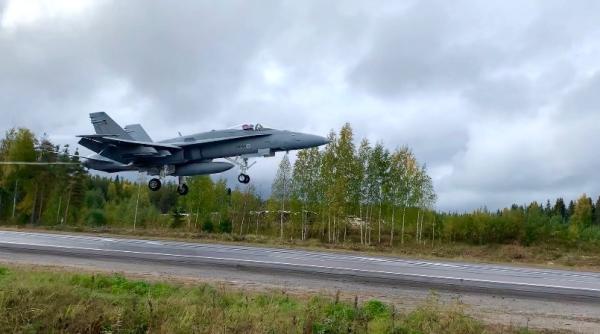 Aterizări și decolări de pe autostradă cu avioane F/A-18 (Foto/Video). Finlandezii își pregătesc piloții de condiții reale de război