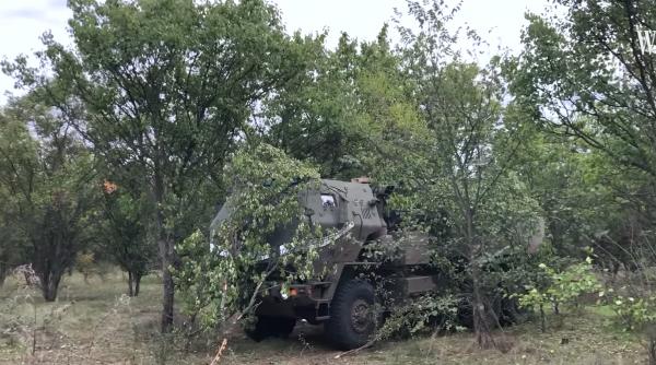 HIMARS, camuflate în pădurile Ucrainei (Video). Imagini rare din timpul luptelor cu sistemele care au schimbat soarta războiului rus