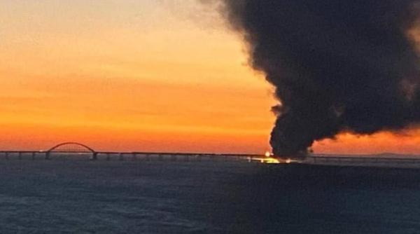 Explozie majoră în strâmtoarea Kerci. Podul din Crimeea este în flăcări