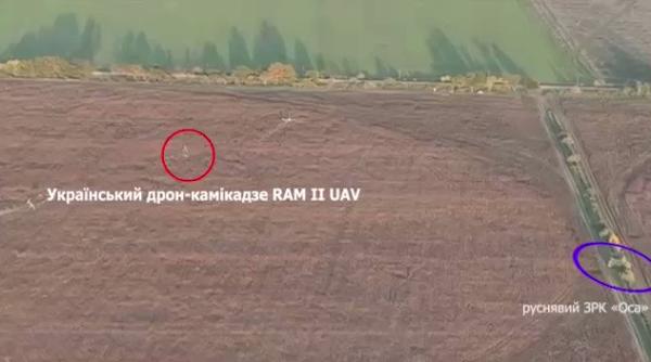 Momentul în care o dronă kamikaze ucraineană loveşte un sistem rusesc de apărare antiaeriană 9K33 Osa (Video)