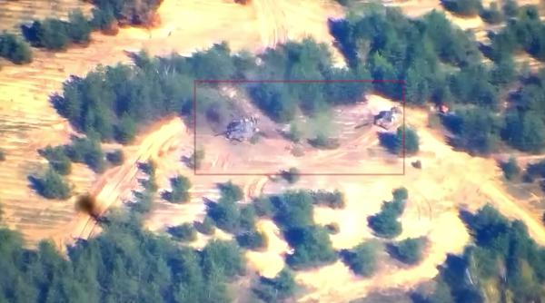 Momentul în care două obuziere ruseşti Msta-S sunt lovite în plin de artileria ucraineană (Foto/Video)