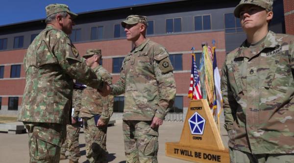 Generalul Iulian Berdilă, comandantul Forțelor Terestre Române, a decorat militari americani la baza Fort Knox în SUA