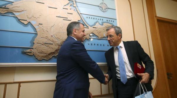 Anchetă la Paris: Doi politicieni francezi, un europarlamentar şi un fost senator, sunt suspectaţi de legături cu Rusia