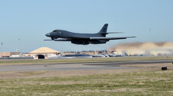 Un bombardier american B-1B va participa la manevre comune cu Sudul, în timp ce Coreea de Nord lasează noi rachete balistice