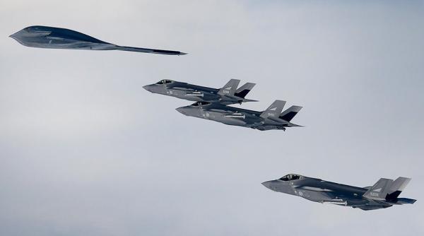 Contraofensivă simulată doar cu avioane stealth: În premieră, pe teritoriul SUA, F-35 aliate au zburat cu bombardiere B-2 Spirit