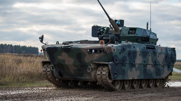 Armata poloneză continuă testarea vehiculul blindat amfibiu Borsuk - un produs realizat 100% de industria poloneză de apărare