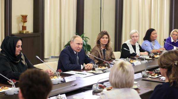 Putin s-a întâlnit cu „mamele” soldaților mobilizați sau morți în Ucraina. Printre ele, activiste pro-Kremlin și chiar o deputată din partidul său