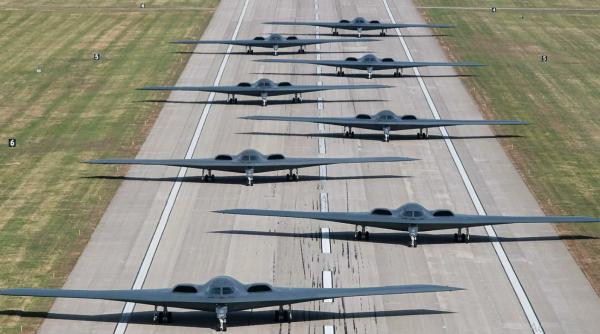 Demonstrație rară de forță a SUA: Elephant walk cu bombardiere B-2 Spirit (Video). SUA au ridicat simultan 40% din flota B-2 