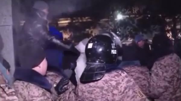 Revolte violente în Mongolia. Protestatarii au pătruns în clădirea guvernului, iar patru agenți de securitate au fost uciși