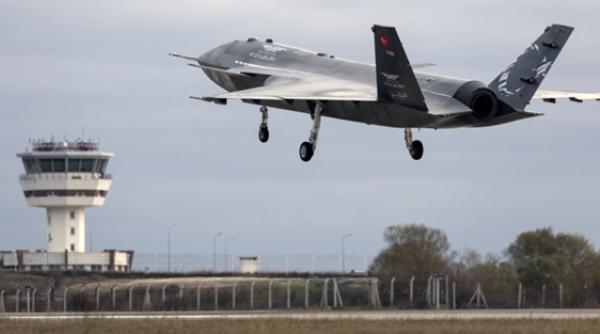 Moment istoric pentru industria aeronautică din Turcia: Avionul de luptă fără pilot “Bayraktar Kizilelma” a efectuat primul său zbor (Foto/Video)