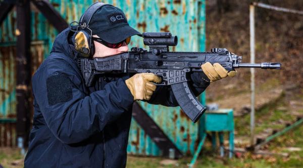 Forţele Armate Ungare îşi vor schimba stocul de arme: Producătorul ceh de arme de foc Colt, acord pentru înfiinţarea unei fabrici în Ungaria