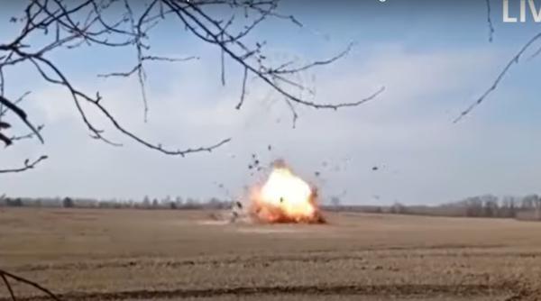 Momentul în care explodează un ”aligator” Ka-52, aflat la sol în Ucraina (Video). Elicopterul ar fi fost distrus chiar de echipajul rus imediat după aterizare