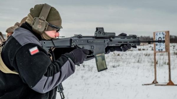 Polonia comandă suplimentar puști de asalt Grot C16. Interesul pentru acestea a crescut după utlizarea de către militarii ucraineni