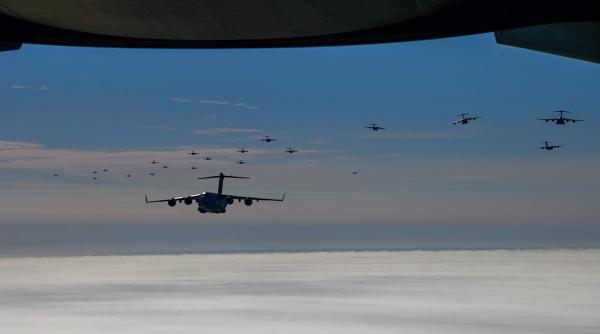 Demonstrație de forță a SUA: Zbor în formație cu 24 de avioane C-17 Globemaster III (Video). A fost cea mai mare lansare de C-17 dintr-o bază americană