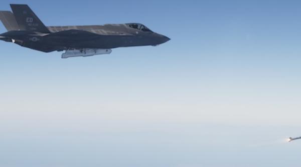 Balonul chinez care survola de câteva zile Statele Unite, doborât cu o rachetă trasă de un F-22 Raptor (Foto/Video)