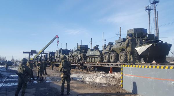 Ucraina anunță numărătoarea inversă a marii ofensive ruse. Trenuri întregi cu soldați, obuziere și blindate se deplasează în Donbas