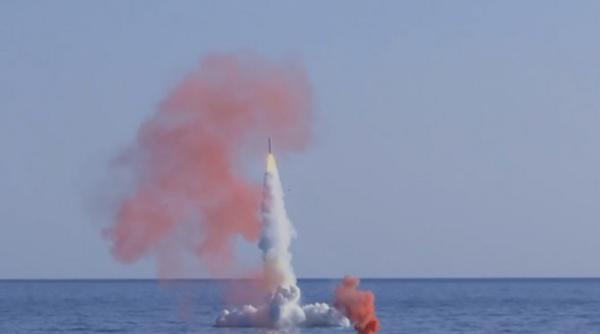 Rusia susține că submarinul Petropavlovsk a lansat din imersiune o rachetă Kalibr care a lovit la peste 1.000 de km o țintă terestră (Video)