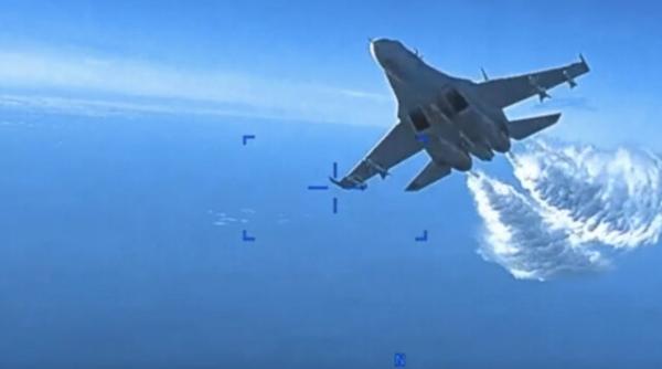 Primele imagini cu momentul în care avioanele ruseşti Su-27 au provocat doborârea dronei americane MQ-9 Reaper