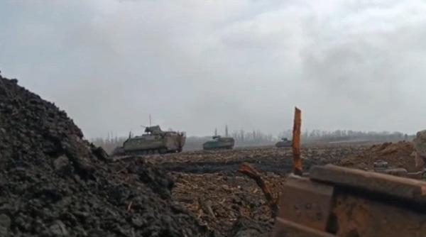  Frontul din Bahmut: Momentul în care mai multe transportoare blindate M113 sunt aruncate în luptă împotriva mercenarilor Wagner (Foto/Video) 