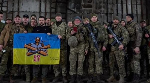 Misiune dificilă. Zelenski simte momentul greu și merge în prima linie, la Bahmut, pentru a-și încuraja militarii