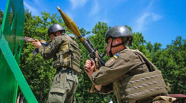 PSRL-1, versiunea americană a lansatorului portabil sovietic de grenade antitanc RPG-7, se potrivește perfect trupelor ucrainene