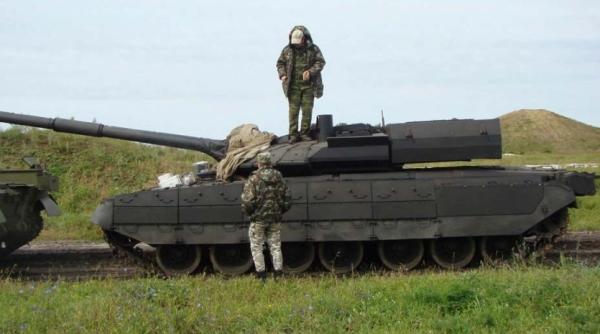 Rușii s-au grăbit să anunţe „aruncarea în luptă” a tancurilor T-80UM2 „Black Eagle”, dar au uitat un aspect important: Unul dintre ele a fost deja distrus