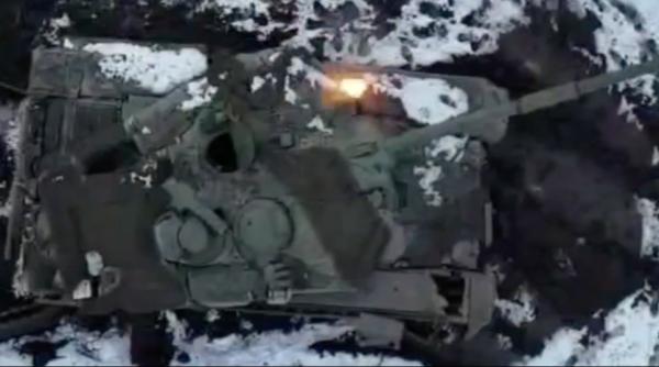 Mult lăudatul tanc rusc T-90M Proryv continuă seria dezastrelor pe front (Video): A fost lovit cu un sistem rusesc Kornet şi incendiat cu ocktail-uri Molotov 