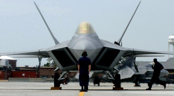 U.S. Air Force ar dori să renunţe mai repede la 32 de avioane F-22: Costurile cu mentenanţa acestora ar fi prea mari