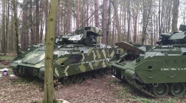 SUA confirmă: Blindatele de luptă Bradley, cu camuflaj personalizat, au ajuns pe frontul din Ucraina. Britanicii anunță și ei prezența a 14 tancuri Challenger 2