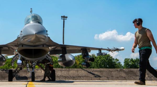 Primul dintre cele opt avioane F-16 Block 70 achiziționate de Bulgaria este livrat cu întârziere. Închirierea unor avioane de luptă, o soluţie la care Sofia nu a renunţat