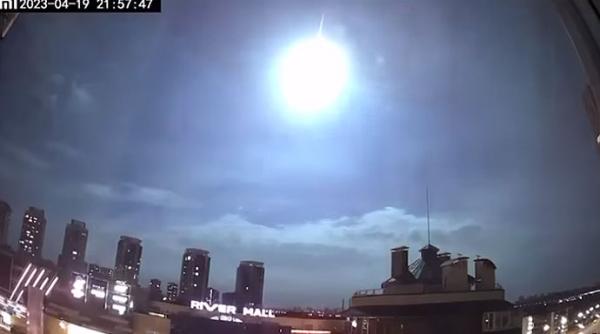 Bilă de foc misterioasă pe cerul Kievului (Video). NASA contrazice versiunea Ucrainei despre explozia unui satelit