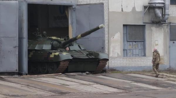 Până la Abrams și Leopard, T-72 rămâne „coloana” Ucrainei. Alte zeci de T-72 cu motoare noi și sisteme occidentale ar putea ajunge pe front