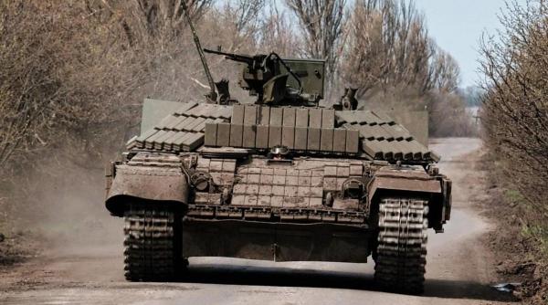 Ucraina inovează și apelează la experimente pe front: Tancul T-64, „convertit” în vehicul de luptă al infanteriei