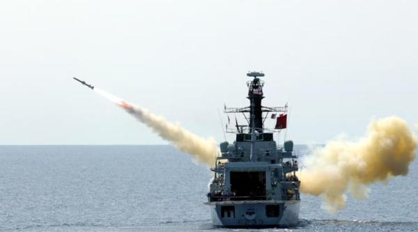 Grupare navală rusă în Marea Nordului în timpul încoronării Regelui Charles al III-lea. O fregată Type 33 cu rachete Harpoon „răspunde” Rusiei