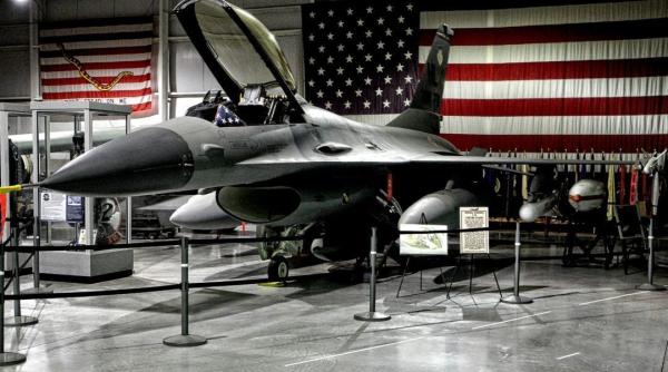 Rușii spun că legenda F-16 de „ucigaș de MiG-uri” s-ar spulbera în Ucraina. Apel la un episod bizar: Un sistem S-200 a doborât un F-16