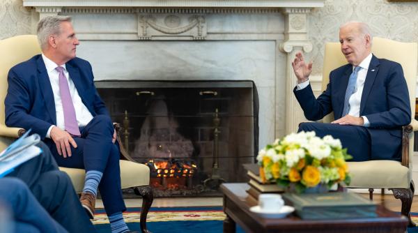 Biden s-a înțeles cu McCarthy pentru a ridica plafonul datoriei SUA