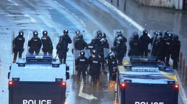 Nordul Kosovo e în continuare pe un butoi de pulbere. Protestatarii sârbi se află în stradă, forțele militare KFOR le cer să se disperseze