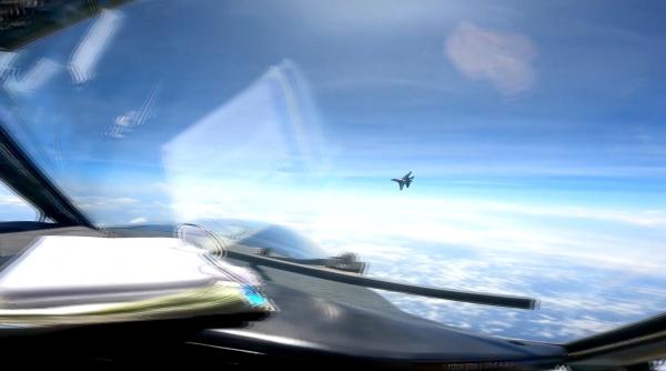 Forţele Aeriene Chineze se inspiră într-un mod greşit de la aviaţia rusă: Un avion de vânătoare J-16 a făcut manevre aeriene periculoase lângă un avion RC-135 al U.S. Air Force