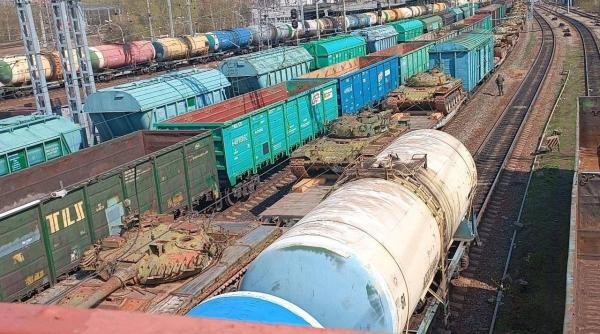 „A doua Armată a lumii” și-a îngropat tancurile moderne în Ucraina. T-80 ruginite și în stare deplorabilă, duse de Rusia la reparații