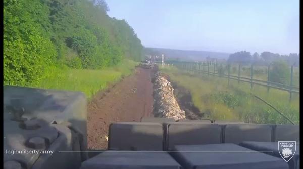 Grupul de partizani ''Legiunea Libertate pentru Rusia" susţine că a adus tancuri în regiunea rusă Belgorod (Video)